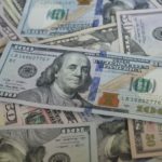 Le mot « dollar » et le signe du dollar $