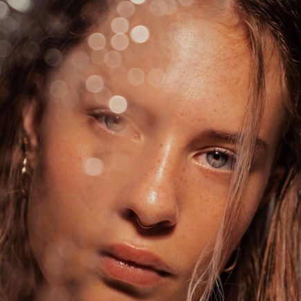 woman with brown hair and brown eyes
