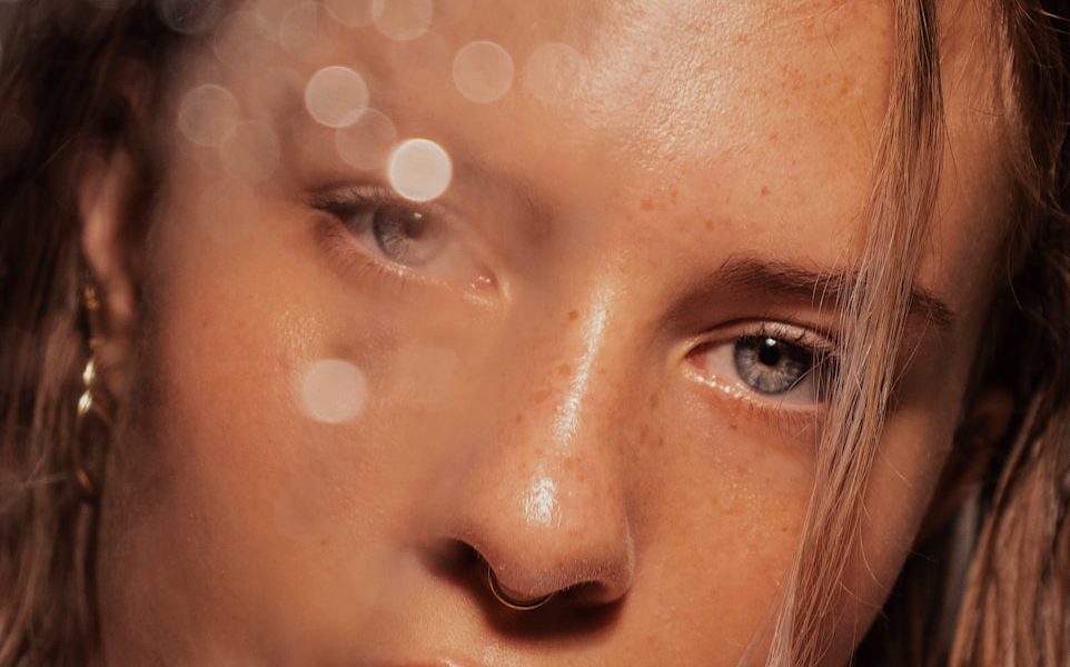 woman with brown hair and brown eyes