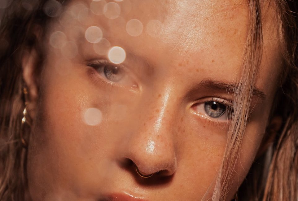 woman with brown hair and brown eyes